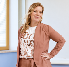 Zakelijk portret in roze pak tien